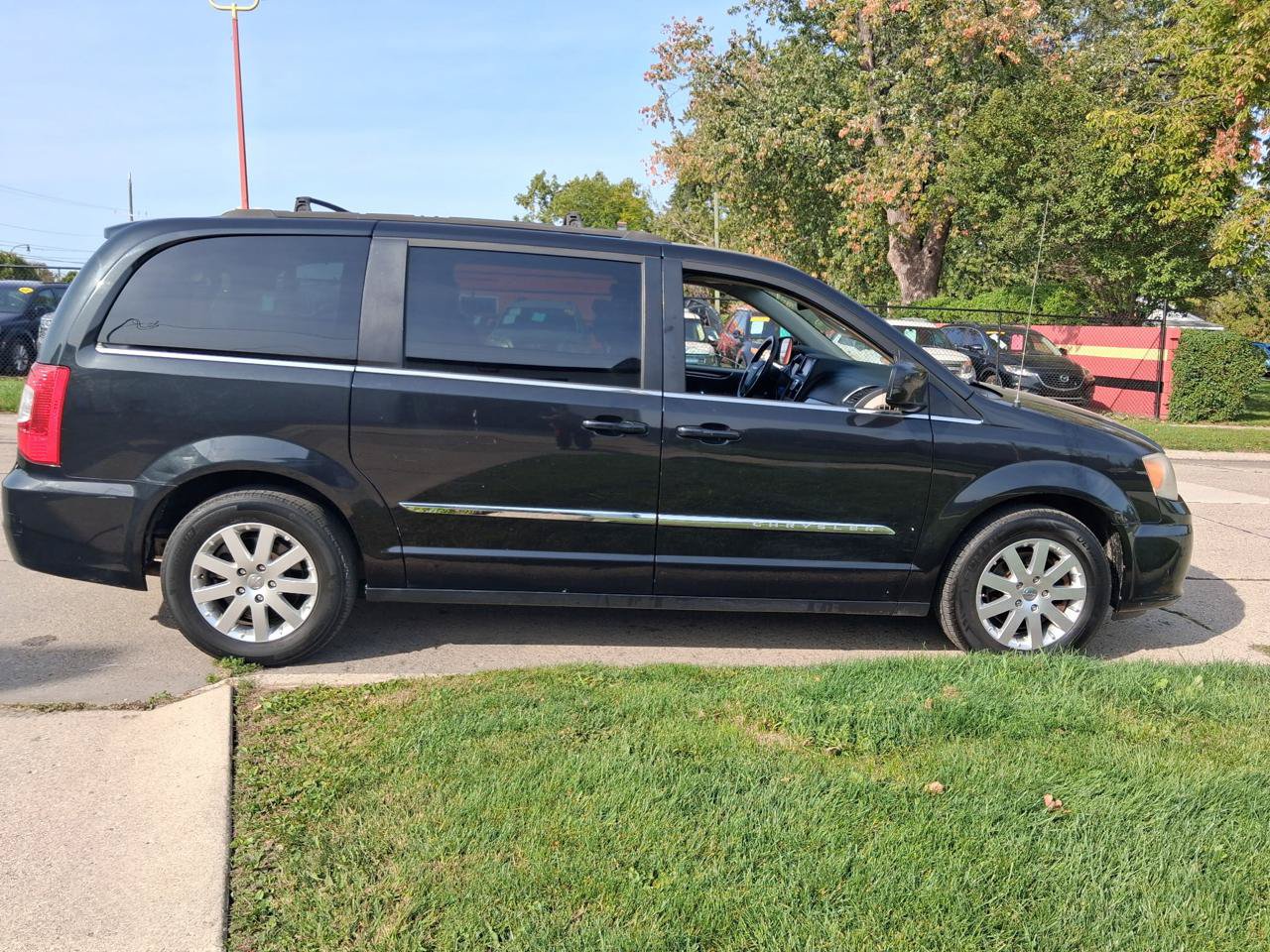Used 2014 Chrysler Town & Country Touring FWD image 13