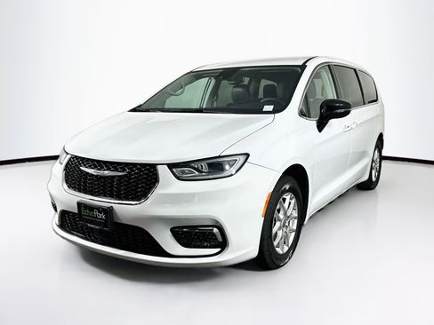 Used 2024 Chrysler Pacifica Touring-L FWD image 3
