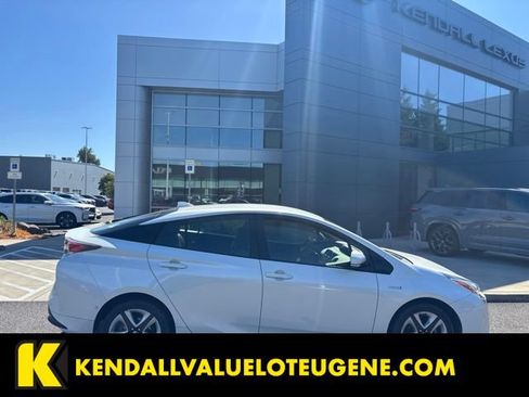 Used 2018 Toyota Prius Three Touring FWD image 2