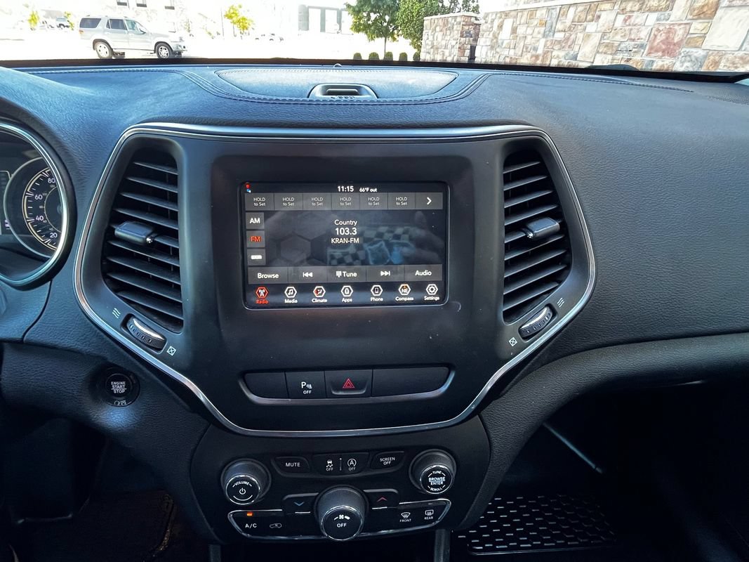 Used 2019 Jeep Cherokee Latitude Plus AWD/4WD image 10