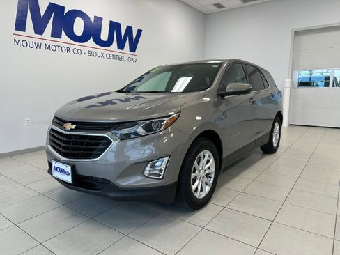 Used 2018 Chevrolet Equinox LT FWD image 2