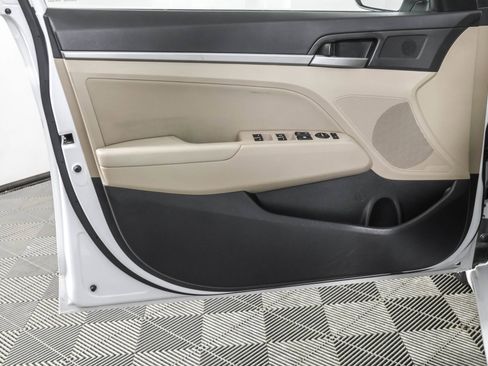 Used 2017 Hyundai Elantra SE image 33
