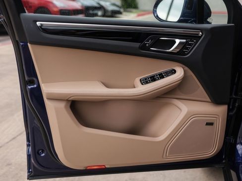 Certified 2025 Porsche Macan AWD/4WD image 31