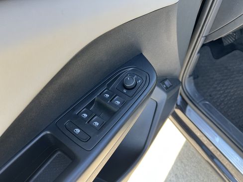 Used 2023 Volkswagen Taos SE w/ Panoramic Sunroof Package FWD image 13