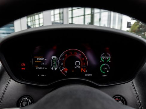 Used 2019 McLaren 570S Spider image 30