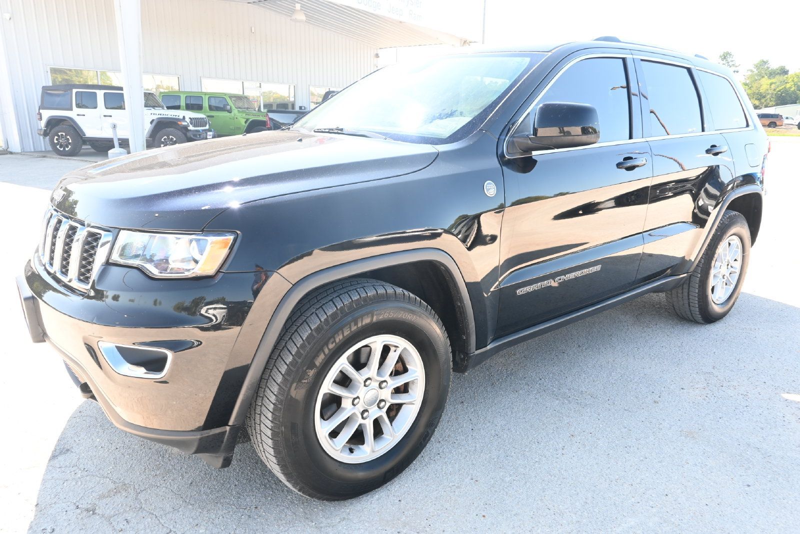 Used 2018 Jeep Grand Cherokee Laredo AWD/4WD image 5