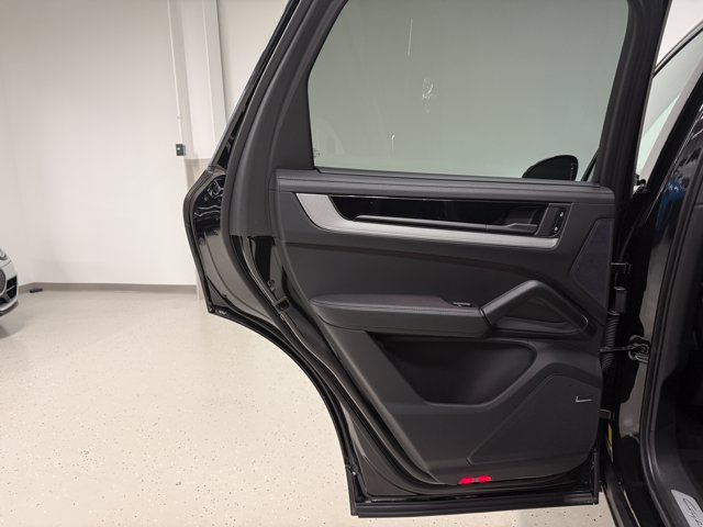 Certified 2025 Porsche Cayenne E-Hybrid w/ Premium Package Plus AWD/4WD image 42