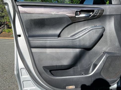 Used 2021 Toyota Highlander Limited FWD image 28