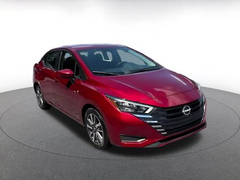 Used 2025 Nissan Versa SV FWD image 3
