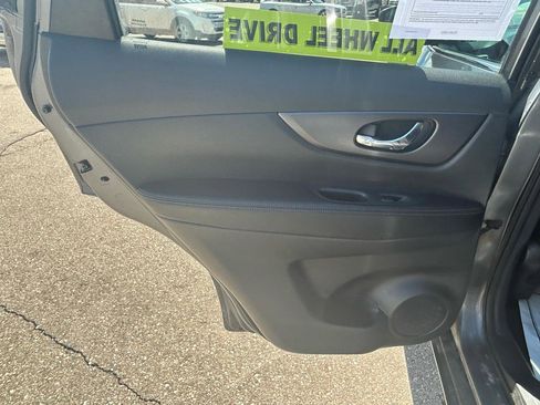 Used 2016 Nissan Rogue SV AWD/4WD image 13