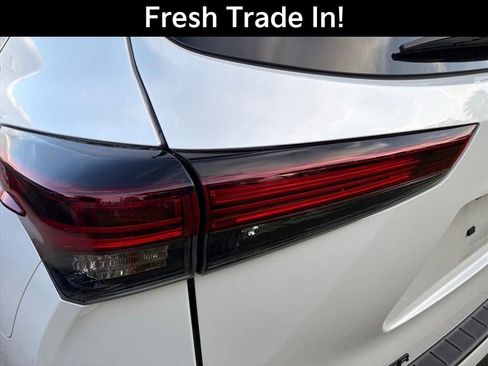 Used 2024 Toyota Highlander LE image 11