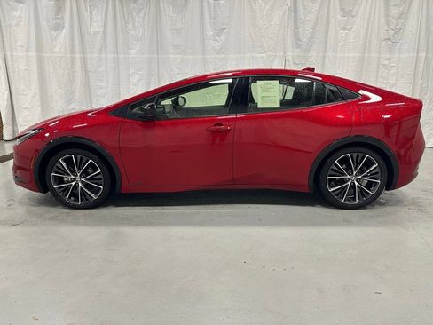 Used 2025 Toyota Prius XLE image 4