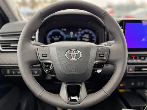 Used 2025 Toyota Camry XLE image 8