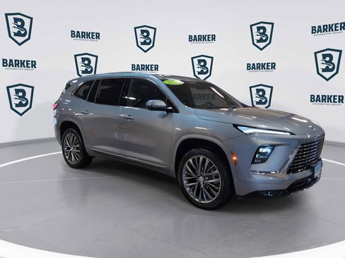 Used 2025 Buick Enclave Avenir AWD/4WD image 2