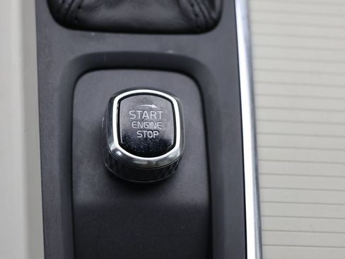 Used 2018 Volvo XC60 T6 Momentum w/ Vision Package image 28