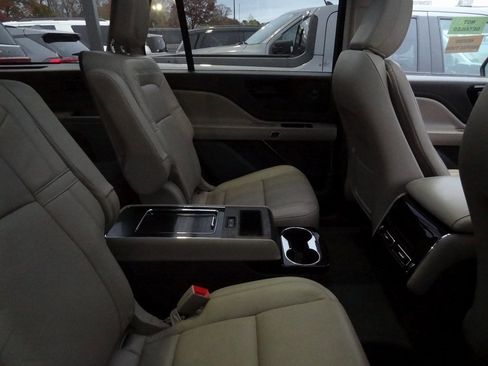 Certified 2023 Lincoln Aviator Reserve w/ Equipment Group 201A image 9