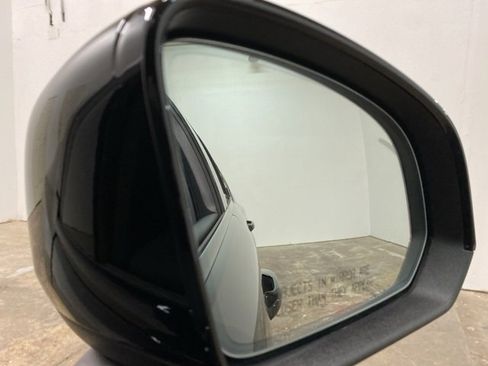 Used 2025 Volvo XC40 B5 Plus image 91