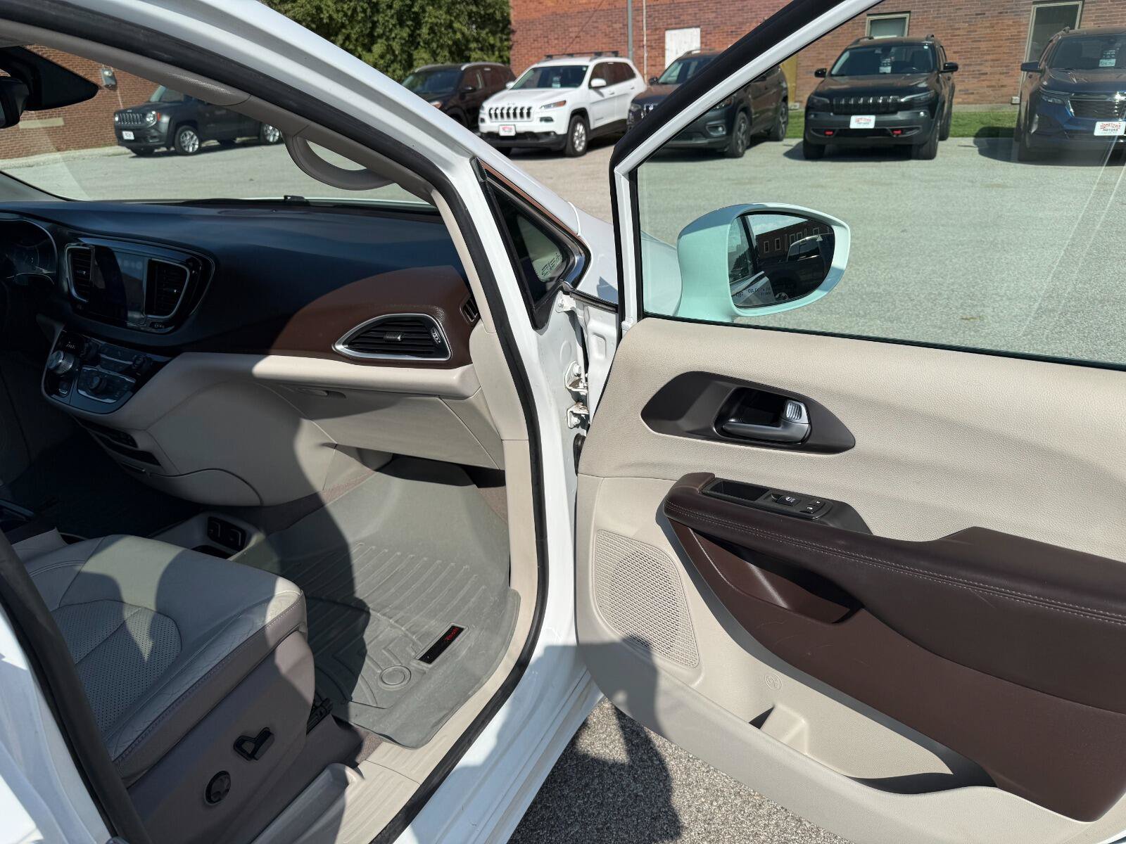 Used 2017 Chrysler Pacifica Touring-L Plus FWD image 17