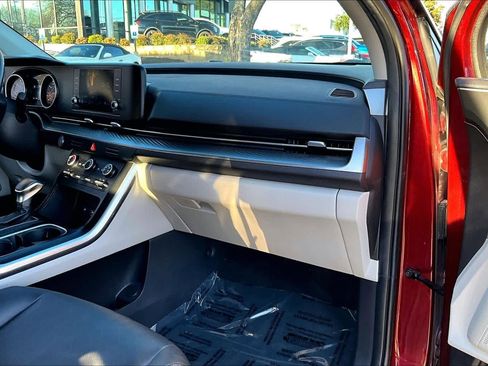 Used 2024 Kia Carnival LX image 17