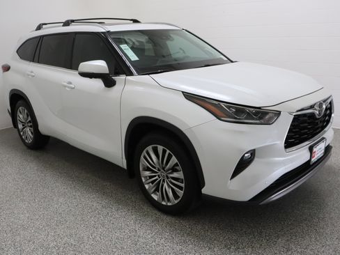 Certified 2026 Toyota Highlander Platinum AWD/4WD image 4