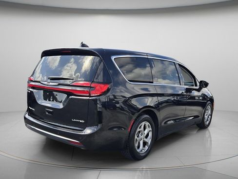 Used 2024 Chrysler Pacifica Limited FWD image 8
