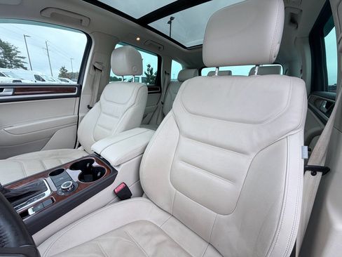 Used 2013 Volkswagen Touareg TDI AWD/4WD image 23