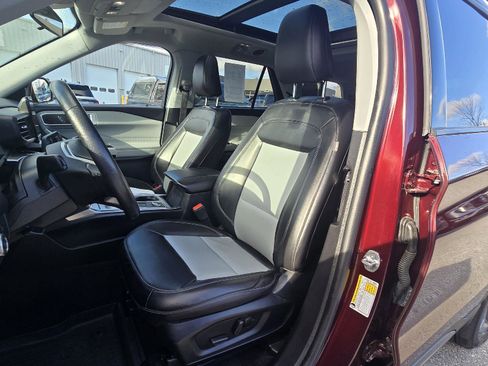 Used 2022 Ford Explorer XLT w/ Equipment Group 202A image 12