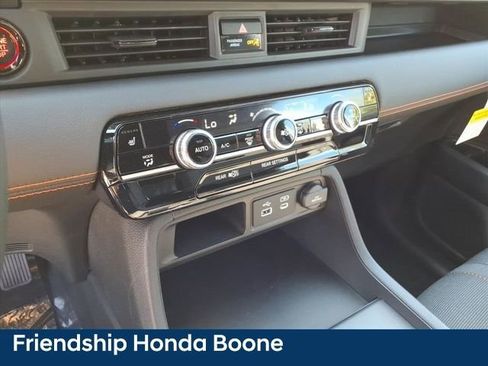 Used 2025 Honda Pilot Sport image 18