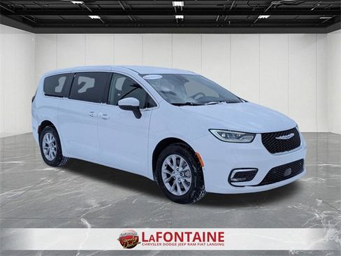 Used 2023 Chrysler Pacifica Touring-L image 7