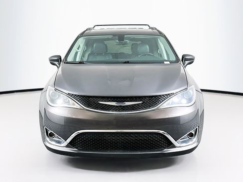 Used 2017 Chrysler Pacifica Touring-L w/ Tire & Wheel Group image 2