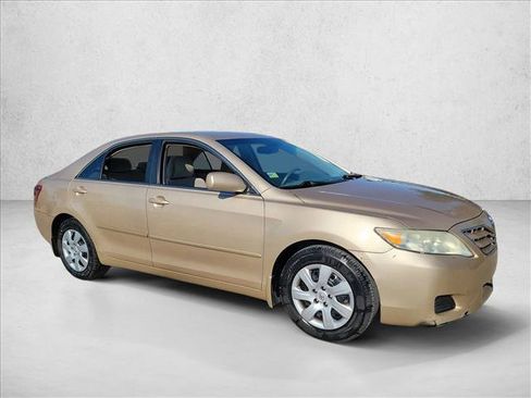 Used 2010 Toyota Camry LE image 2