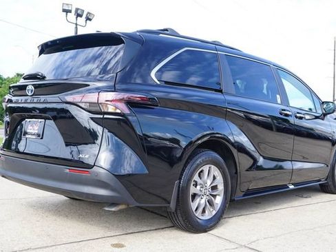 Used 2025 Toyota Sienna XLE FWD image 4