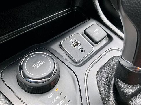 Used 2019 Jeep Cherokee Latitude w/ Popular Appearance Group image 31