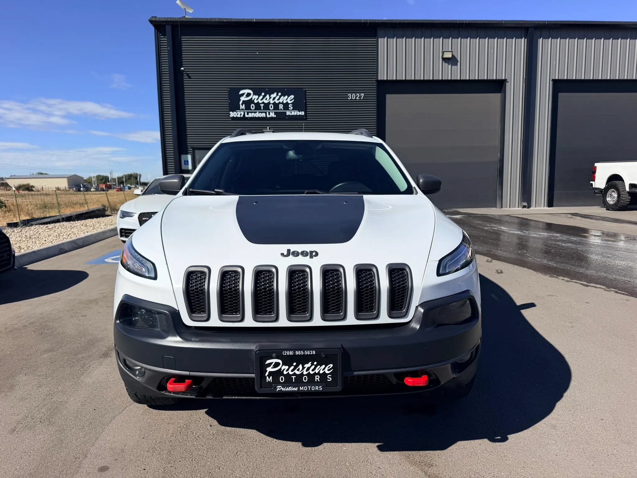 Used 2016 Jeep Cherokee Trailhawk AWD/4WD image 2