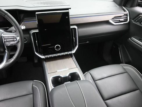 Used 2026 GMC Acadia Denali AWD/4WD image 16