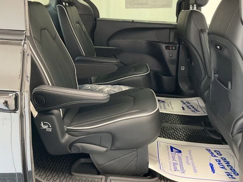 New 2025 Chrysler Pacifica Limited image 21