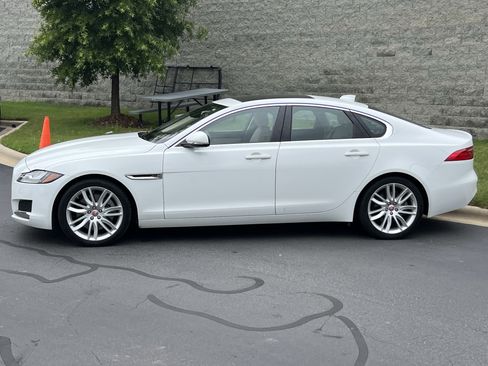 Used 2017 Jaguar XF Prestige RWD image 4