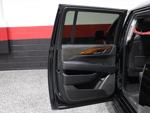 Used 2016 Cadillac Escalade ESV Luxury image 40