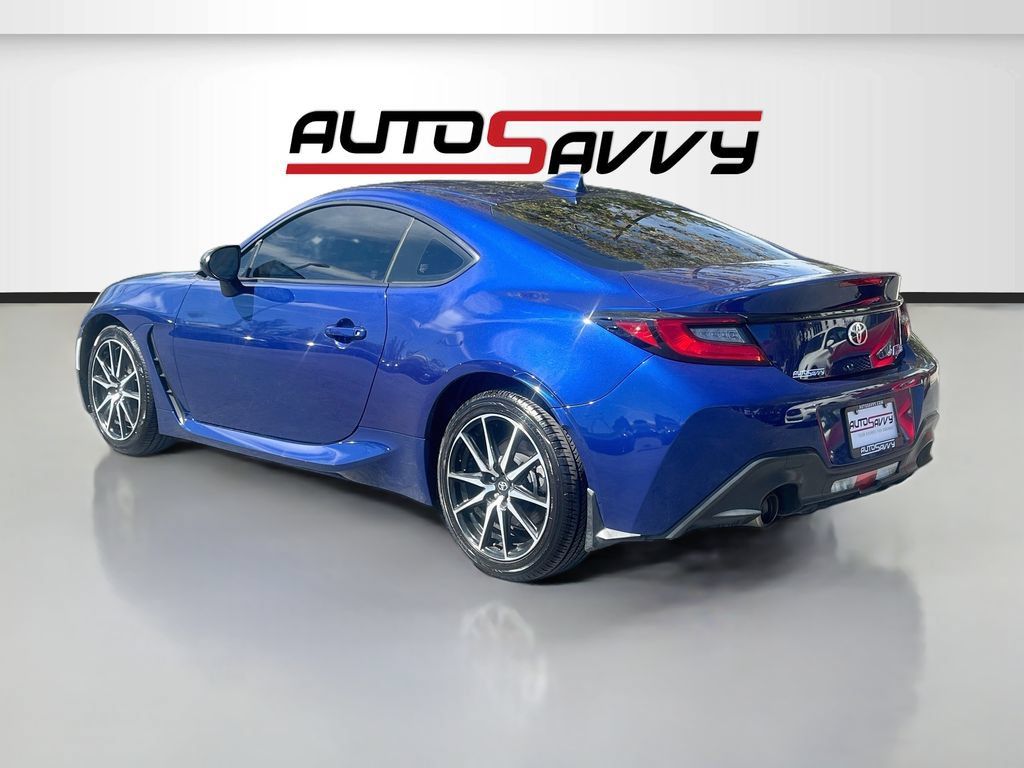 Used 2022 Toyota GR86 RWD image 5