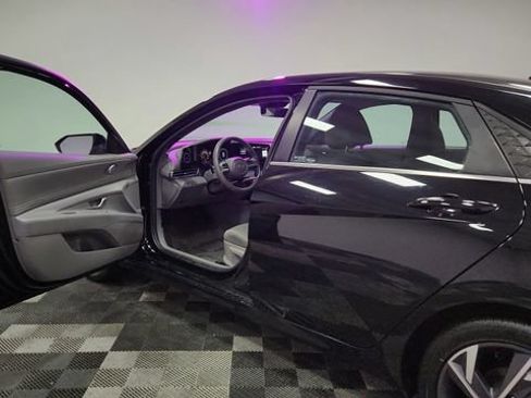 Used 2025 Hyundai Elantra SEL FWD image 17