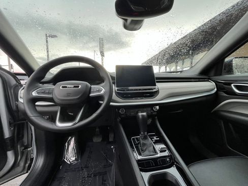 Used 2025 Jeep Compass Limited image 34