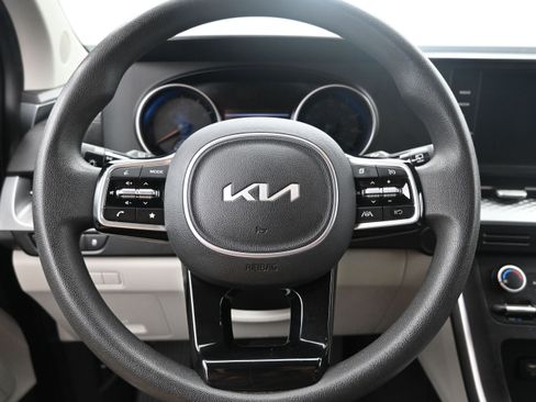 Used 2023 Kia Carnival LX FWD image 13