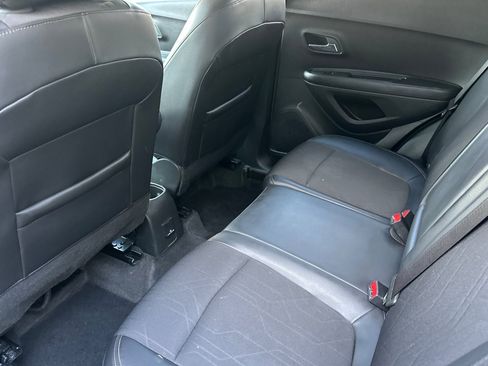 Used 2022 Chevrolet Trax LT w/ LT Convenience Package image 14