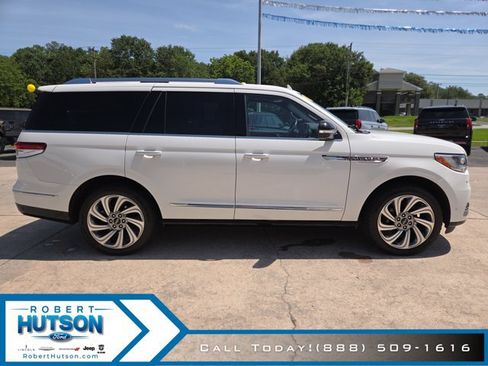 Used 2023 Lincoln Navigator Reserve AWD/4WD image 5