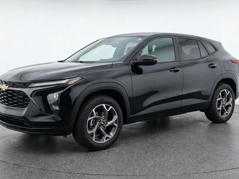 Used 2025 Chevrolet Trax LT FWD image 3