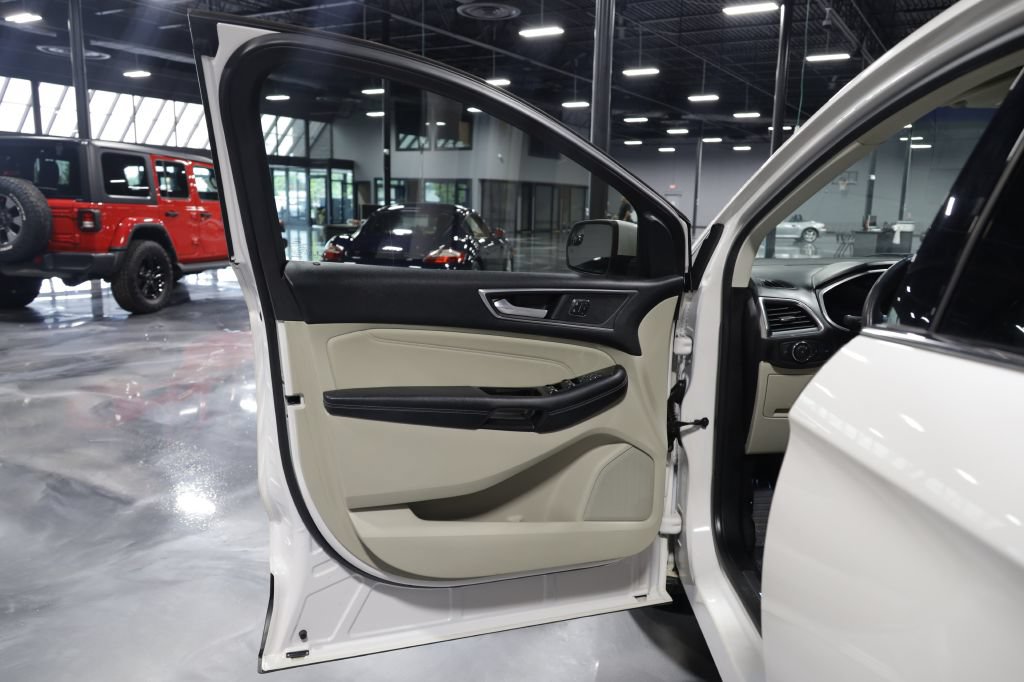 Used 2018 Ford Edge Titanium w/ Technology Package FWD image 10