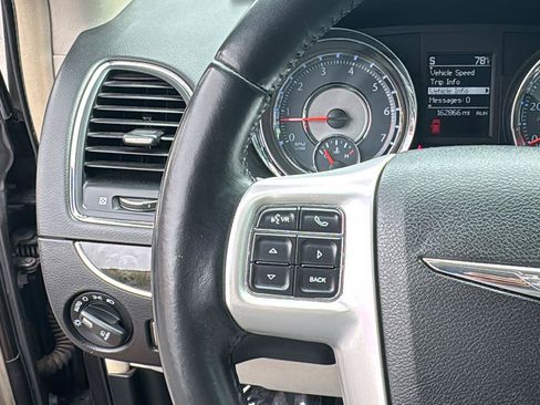 Used 2015 Chrysler Town & Country Touring FWD image 13