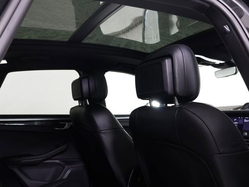 Certified 2025 Porsche Macan image 9