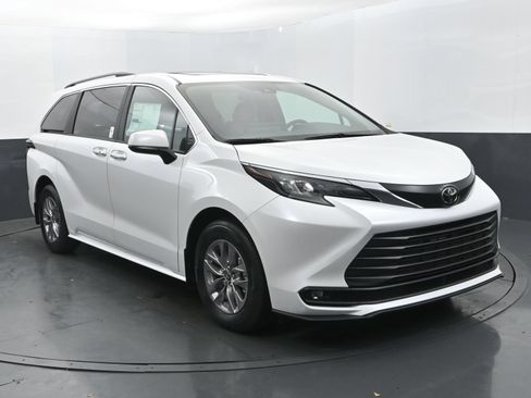 Used 2026 Toyota Sienna XLE FWD image 7