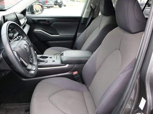 Used 2022 Toyota Highlander LE FWD image 24